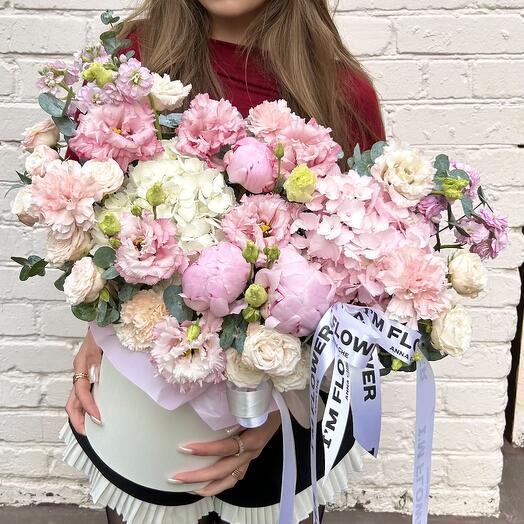 Букет с пионами и гортензией