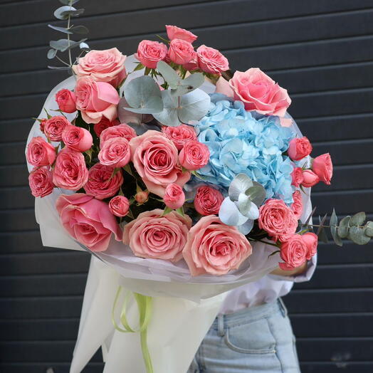 Розовый букет с голубой гортензией