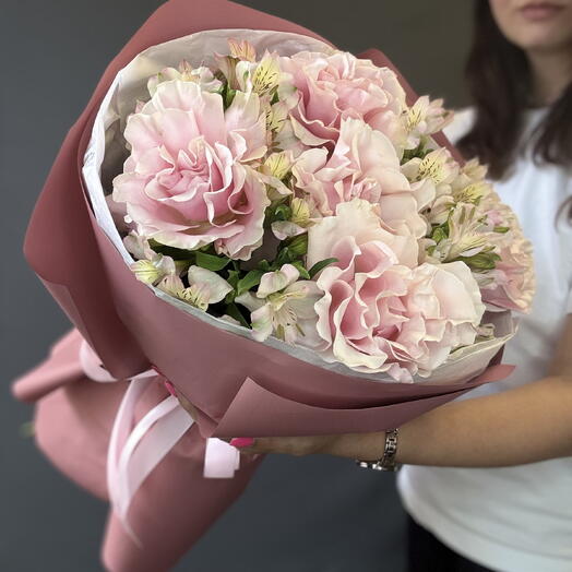 Французская розовая роза с альстромерией