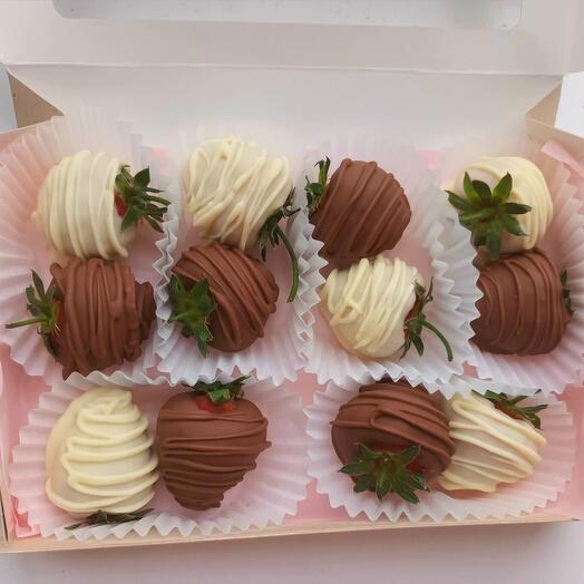 Клубника в шоколаде 12 штук белый- молочный 🍫