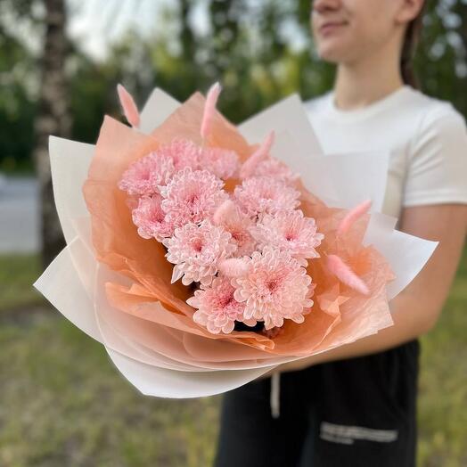 Нежный букет из персиковых хризантем
