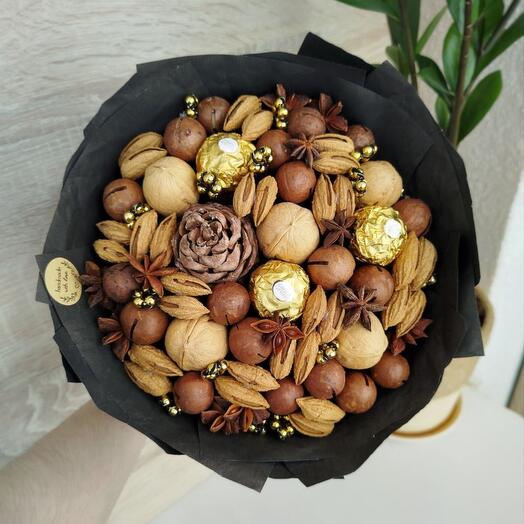 Строгий букет из орехов с конфетами Ferrero Rocher и кедровой шишкой (S)