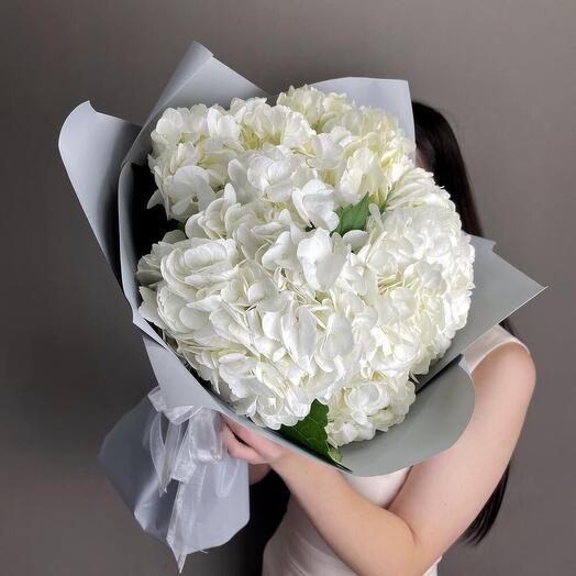 Букет из 5 белых гортензий в серой упаковке