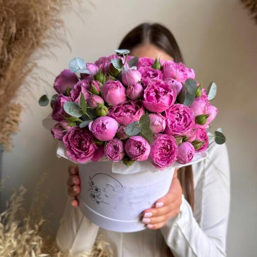 Цветы в коробке: пионовидные розы и веточки эвкалипта🌿Размер М