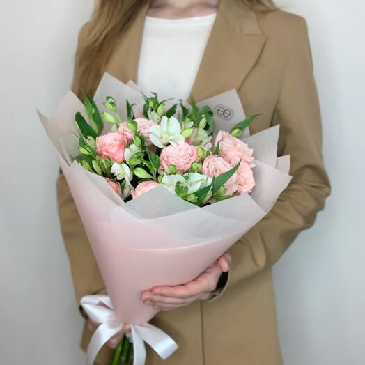 Дуобукет из кустовых роз "Мадам Бомбастик" и белых кустовых альстромерий в розовой пленке с тишью
