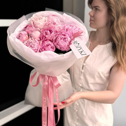 Стильный букет из 11 пионов