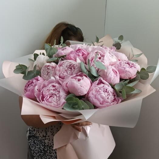 Букет 21 ароматных  пионов с эвкалиптом peony