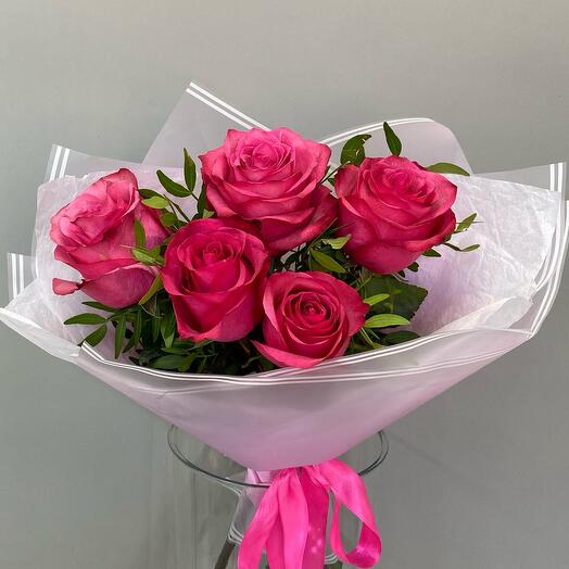 5 розовых роз и фисташки в упаковке