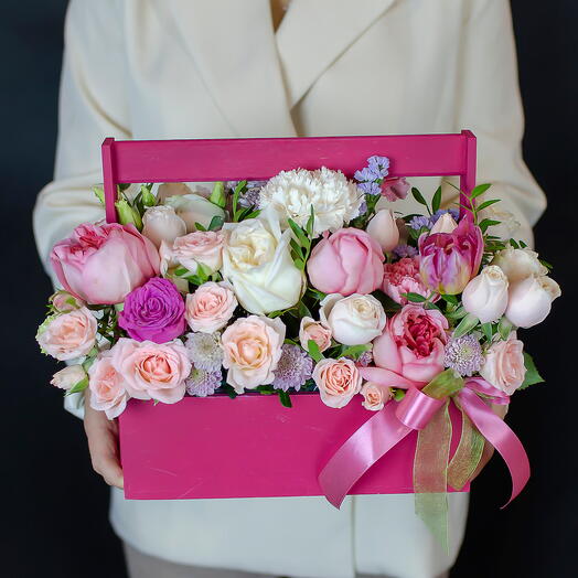 Изящный ящичек с кустовыми и пионовидными розами