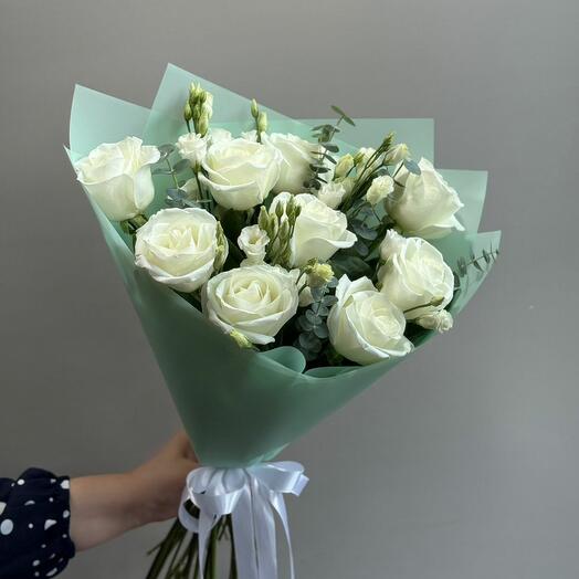 Микс белой розы с лизиантусом