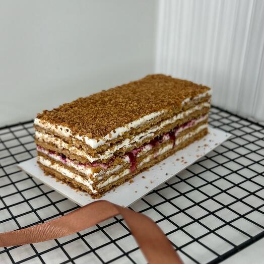 Медовик с кедровым орехом и брусникой
