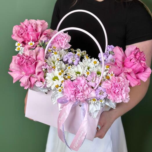 Милая сумочка с розой Кантри ,хризантемой ,ромашками ,маттиолой и диантусами