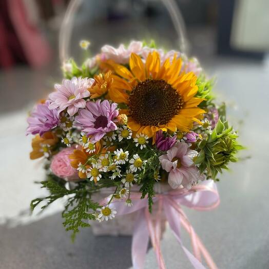 Корзина с цветами и подсолнухом
