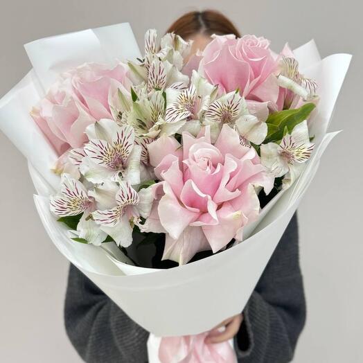 Букет с альстромерией и французскими розами