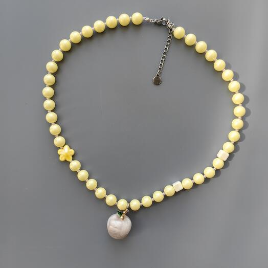 Колье из искусственного жемчуга с кулоном яблоко