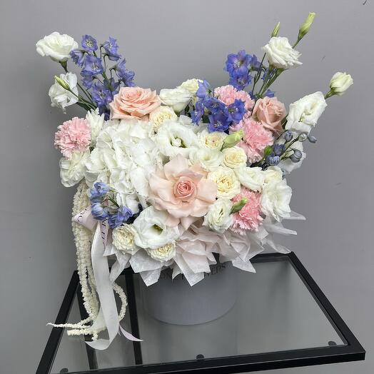 Коробка с розами,гортензией,дельфиниумом,кустовыми розами,эустомой и диантусами