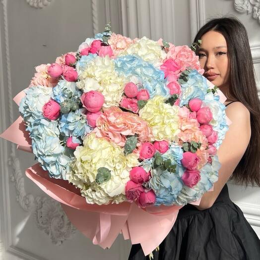 Авторский букет из гортензий и кустовых пионовидных роз