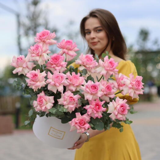 Французские розы с эвкалиптом в коробке