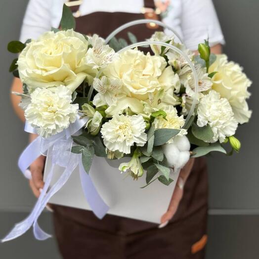 BOUQUET 027.Композиция в сумке с розамрй диантусом и альстромерией с эвкалиптом
