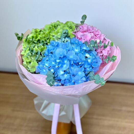 Букет «Цветные гортензии» – Голубая, розовая и зелёная гортензия с эвкалиптом