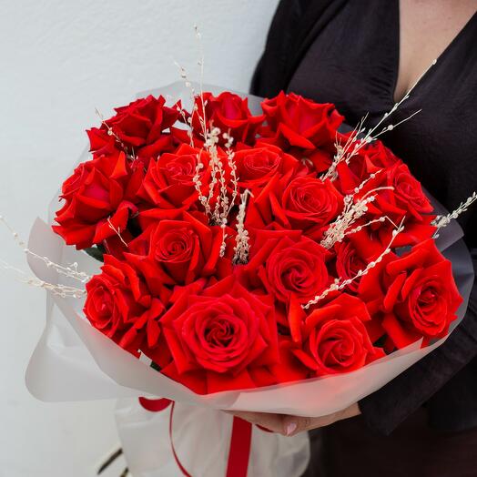 Buquê com rosas vermelhas e flores secas