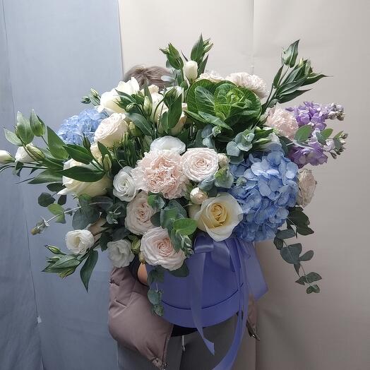 Цветы в коробке из гортензиии, маттиолы, эвкалипта, эустомы, диантуса, розы кустовой пионовидной, брассики
