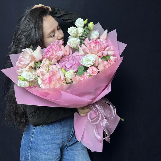 Сборный букет с гортензией и французскими розами «нежность утра»