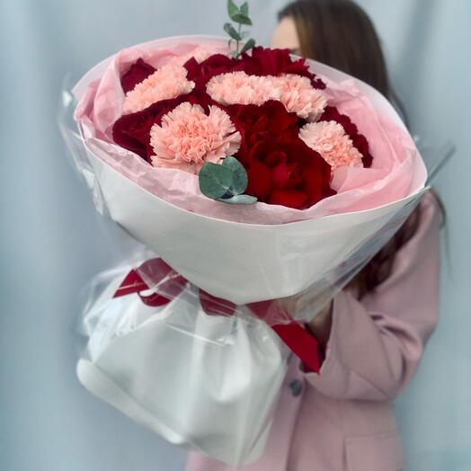 Букет из красных роз и диантусов «Престиж»♥️