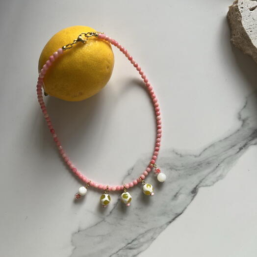Колье из коралла с подвесками из агата