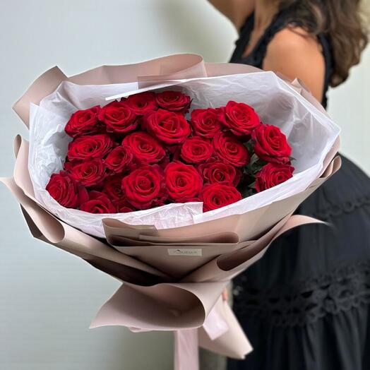 Букет из 25 красных роз — символ любви и элегантности