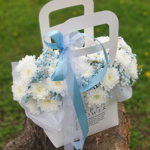 Цветы в коробке хризантема алтай с гипсофилой