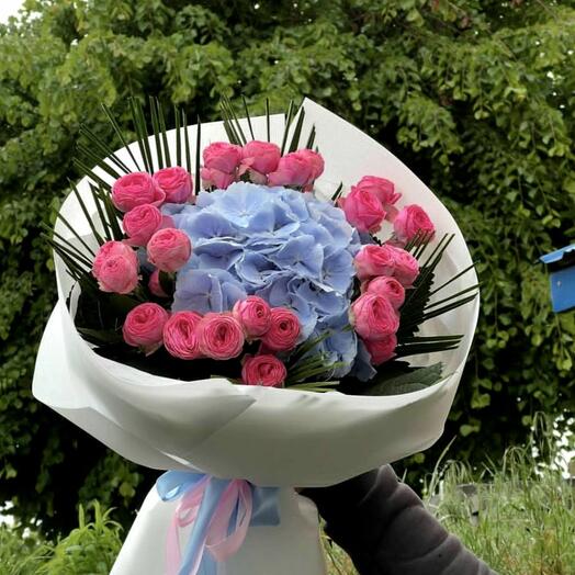 Букет из гортензии и роз