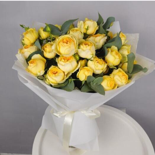 Желтые Пионовидные розы с эвкалиптом