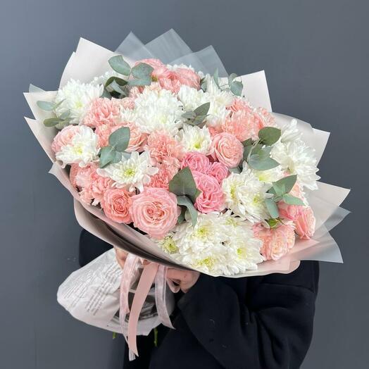 Нежный букет с кустовыми пион розами «Кимбирли» (размер М)