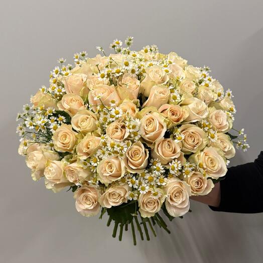 Авторский букет из нежных роз и танацетума