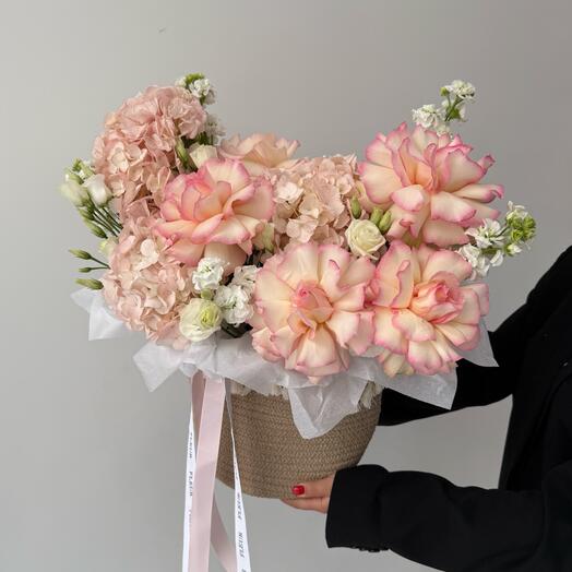 Плетеная корзина с французскими розами💕