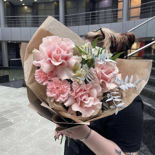 Бккет с розой альстромерией и гвоздикой Барби 💕