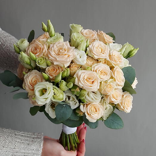 Букет невесты с кустовыми розами и эустомой СЧАСТЬЕ