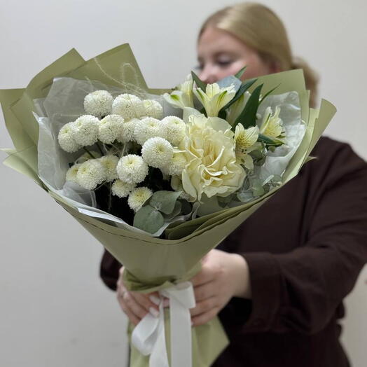 Роза, альстромерия, хризантема Ньютон в букете