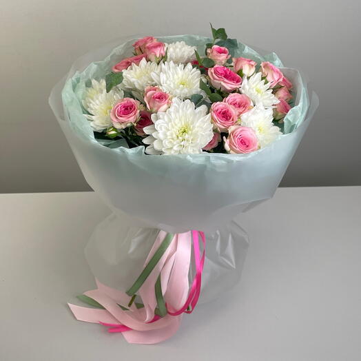 Ароматный букет из кустовой розы, хризантемы и эвкалипта