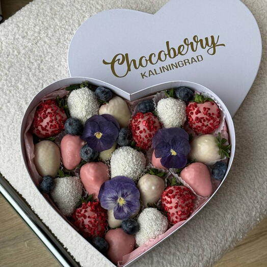 Сердце из клубники в шоколаде "Pretty"