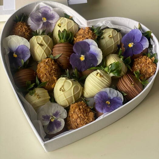 Коробочка клубники в шоколаде с цветами