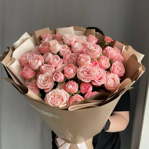 19 нежных кустовых пионовидных роз