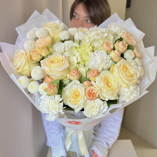 Букет «Ваниль» из кустовых и пионовидных роз, гортензий и хризантем 💛
