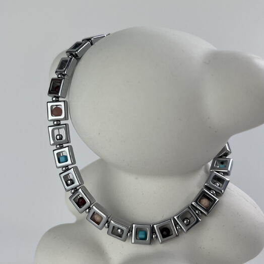 Браслет из гематита и самоцветов