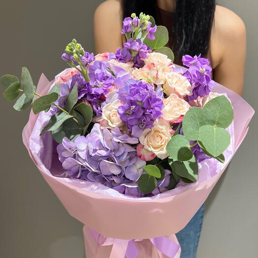 Авторский букет с гортензией и маттиолой