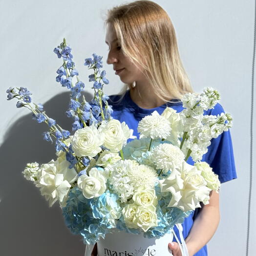 Pudełko Małych Dżentelmenów - hortensja, ranunkulus, ostróżka, chryzantema, róże gałązkowe