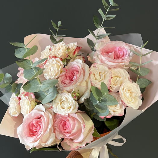 Букет из роз сорта Мандала и кустовых роз