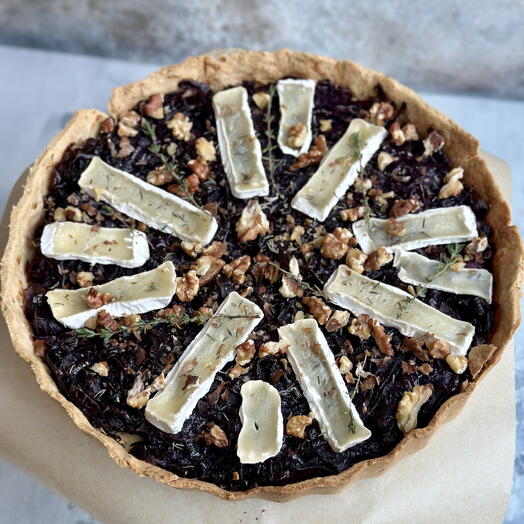 Тарт со сладким луком и сыром «Бри»