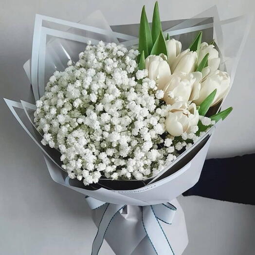 Букет из гипсофил и тюльпанов